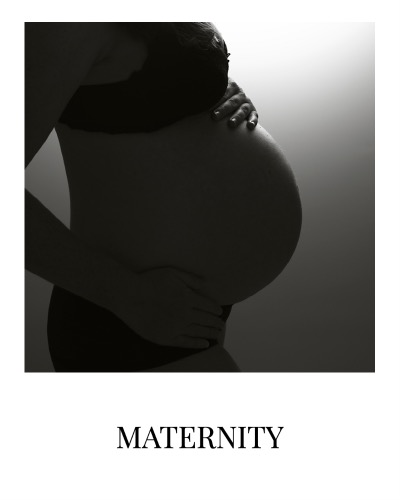Black and white photo of pregnant lady bump