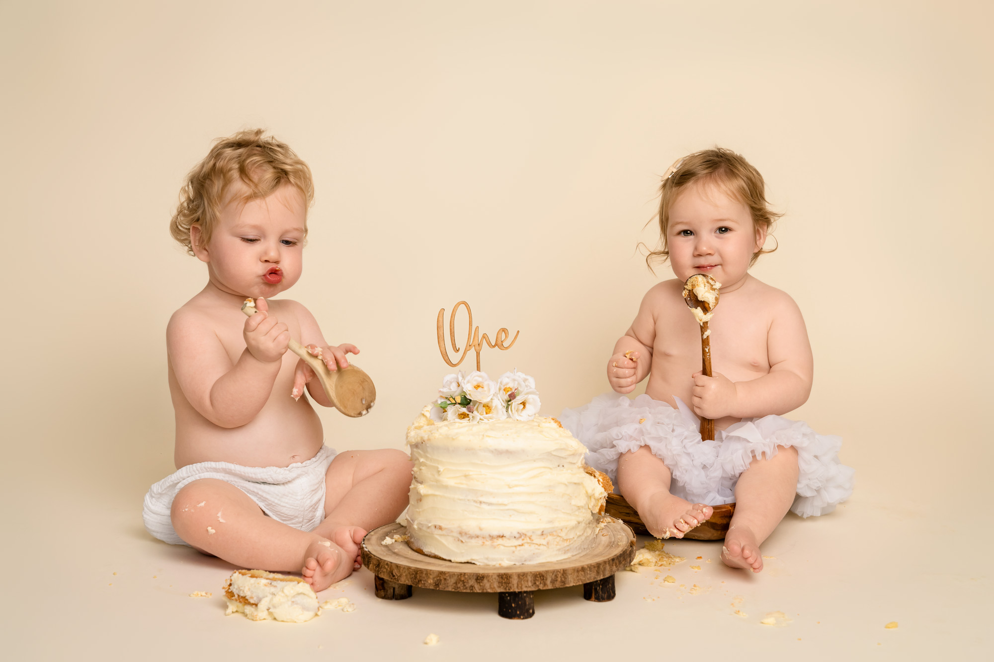 Twins at a cake smash photoshoot near Romsey