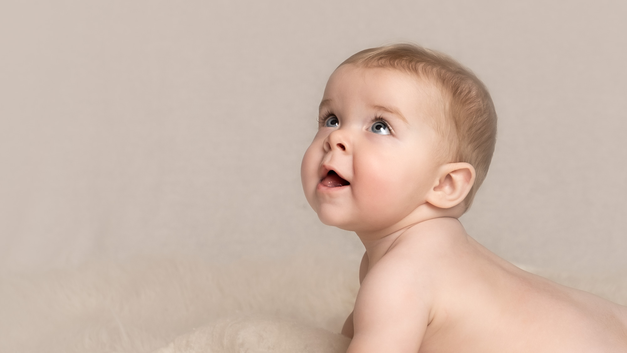 9 months old boy at sitter session photoshoot near Andover, Hampshire.